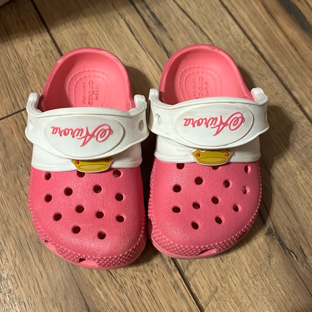 Princess crocs size 6c (toddlers)